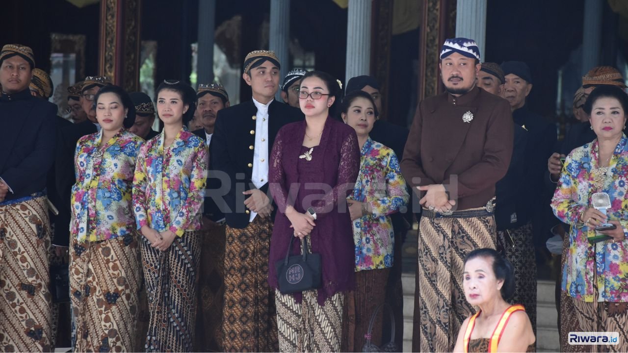 Sinuhun Pakubuwono XIV beskap cokelat memimpin Grebeg Besar Iduladha 2026